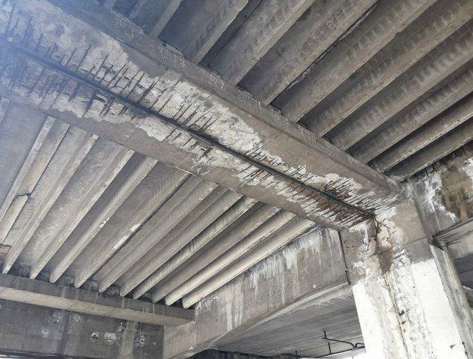 <p>Biz aşağıda araçların tamirlerini ve bakımlarını yaptırıyor, dinleneceğimiz zamanlarda da otobüsü otogarın altına çekiyoruz. Alt kısımlarda otogarın titrediğini hissediyoruz. Kolonlarda beton diye bir şey kalmamış, çürümüş, demirleri kalmamış. Katliam mı olması lazım buranın yıkılması için.</p>
<p> </p>