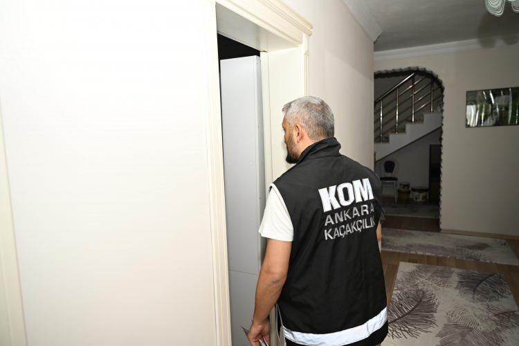 <p>Şüphelilerin bu yöntemle 190 mağdurdan yaklaşık 25 milyon lira haksız kazanç elde ettikleri belirlendi.</p>