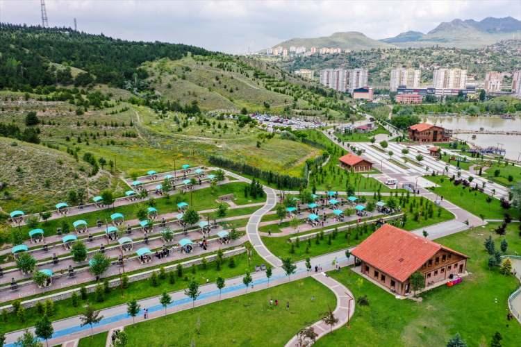 <p> </p>

<p>Ankara'daki millet bahçeleri kentin dört bir yanında oluşturduğu yeşil koridorlarla vatandaşların nefes almalarına imkan sunuyor.</p>
