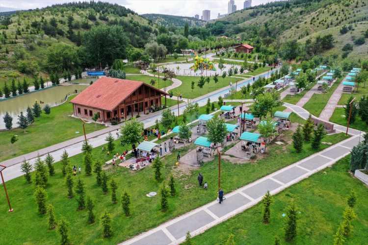 <p>Dört mevsim farklı etkinliklerin düzenlendiği Mamak Üreğil Millet Bahçesi, farklı semtlerden konukları da ağırlıyor.</p>
<p> </p>
<p>Geçen yıl kapılarını açan ve ilçe halkının nefes aldığı bir alan Kızılcahamam Millet Bahçesi'nde 39 bin 890 metrekare oyun alanı, 250 metre bisiklet yolu, 4 bin 850 metre yürüyüş parkuru, amfi tiyatro, yeşil alan ve süs havuzu bulunuyor.</p>