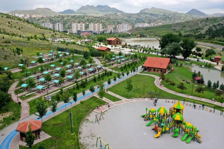 <p>Millet bahçesinde, çiçekli bitkiler ve gül bahçelerinin yanı sıra tema bahçesi, biyolojik gölet, su gösteri havuzu yer alıyor.</p>