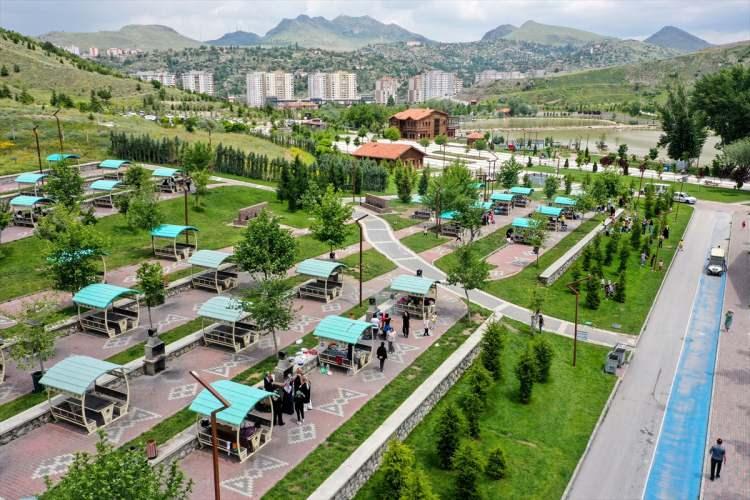 <p>AA, Başkent Millet Bahçesi, Mamak Üreğil Millet Bahçesi, Kızılcahamam Millet Bahçesi ile Çubuk Millet Bahçesi'ni FPV dron ile görüntüledi.</p>
<p> </p>
<p>Ankara'nın en büyük millet bahçesi olan Başkent Millet Bahçesi, millet kıraathanesi, yeşili, koşu, yürüyüş, bisiklet parkurları, buz pisti, dinlenme ve piknik alanlarıyla doğayla iç içe bir sosyal yaşam alanı oldu.</p>