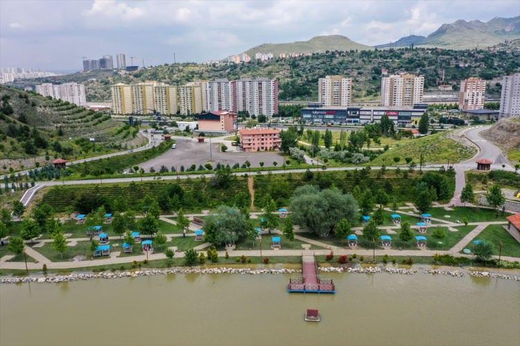 <p>- ŞEHRİN İLK MİLLET BAHÇESİ</p>

<p>Başkentin ilk millet bahçesi olan Mamak Üreğil Millet Bahçesi, 365 bin 573 metrekare alanda hizmet veriyor. Millet bahçesinde 2 bin 500 metre bisiklet yolu, 4 bin 700 metre yürüyüş yolu, 67 bin çalı, 3 bin ağaç, 95 metrekare mescit alanı, 650 metrekare kıraathane bulunuyor.</p>
