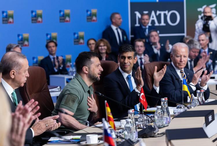 <p> NATO üyesi ülkelerin liderleri bir bir salona gelirken, ittifakla Kiev arasındaki konseyin ilk toplantısında gözler Ukrayna lideri <a href="https://www.milliyet.com.tr/haberleri/vladimir-zelenskiy" target="_blank">Vladimir Zelenskiy</a>'deydi.</p>
