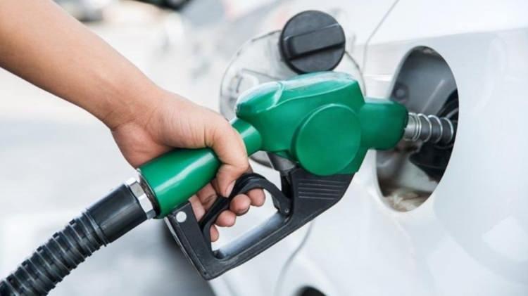 <p>Brent petrol ve dövizdeki değişikliklerle birlikte benzin ve motorin fiyatlarını yakından takip edenler benzinin litresine 40 kuruş, motorinin litre fiyatında ise 38 kuru fazla ödeyecek.</p>
