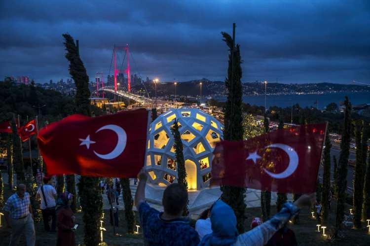 <p><strong>"KARDEŞ KANI AKMASIN İSTEDİM" </strong></p>
<p> </p>
<p><br />
Darbe gecesi yola çıkışını anlatan Üzeyir Civan, “Darbe gecesinde darbe haberini aldıktan sonra hemen ailelerimizle istişare yaparak Sabiha Gökçen Havalimanına gitme kararı verdik. Önemli bir noktaydı, kaybedilmemesi gereken bir noktaydı. Orhanlı Gişeleri mevkiine geldiğimiz esnada önceden haber alan polis kardeşlerimiz yolları kapatmışlardı. Bizler mecburen araçlarımızdan inerek Orhanlı Gişelerindeki çatışma ortamına denk geldik. Oraya gittiğimiz zaman, Mehmetçiklerimizin hiçbir şeyden haberi yoktur, darbeci hainler kendi emellerine alet etmesinler düşünesiyle hareket ettim. O kalabalığa yüksekçe bir yere çıkarak ‘asker ve polis kardeştir’ gibi slogan attırdım. Darbeden haberdar olmayacak nitelikteki Mehmetçiklerimiz olaylardan haberdar olsun, vatanına hainlik etmesinler istedim. Neticede gelen sesler silah sesleriydi. Orada arkadaşlarla konuşurken, ‘bunlar bizim askerimiz, bunlar bizim polisimiz. Kardeş kanı akmaması için bir şeyler yapmalıyız’ dedik” dedi.</p>