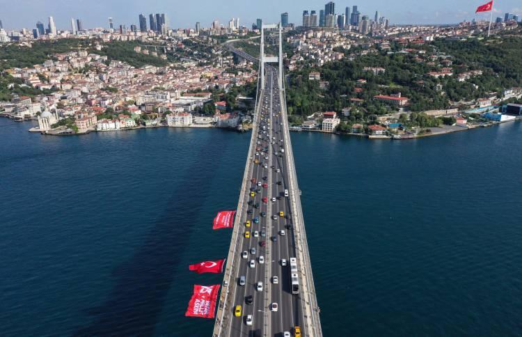 <p>FETÖ'nün 15 Temmuz 2016'daki darbe girişiminin 7'nci yılında Cumhurbaşkanlığı İletişim Başkanlığı, İstanbul Valiliği ve 15 Temmuz Derneği işbirliğinde 15 Temmuz Şehitler Köprüsü'ne Türk bayrağı asıldı.</p>
