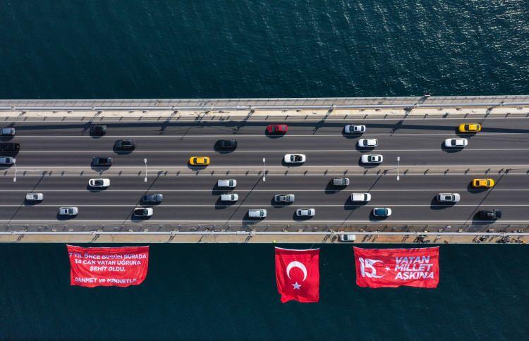 <p>İstanbul Vali Yardımcısı Özlem Bozkurt Gevrek, 15 Temmuz Derneği Başkanı İsmail Hakkı Turunç ile şehit ve gazi yakınları, köprünün Anadolu Yakası girişindeki Hafıza 15 Temmuz Müzesi önünde bir araya geldi.</p>
