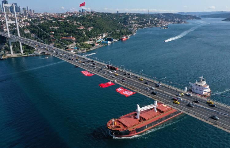 <p>Burada basın mensuplarına açıklama yapan Turunç, 15 Temmuz 2016'da köprüye Türk bayrağı asıldığını, darbe girişiminin 7'nci yılında hayatlarını feda eden şehitlerin anısına yine bayrak asılacağını söyledi.</p>

