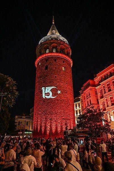 <p>Beyoğlu Belediyesi tarafından 15 Temmuz Demokrasi ve Milli Birlik Günü dolayısıyla 15 Temmuz'da şehit olan 251 vatandaşın fotoğrafları ve isimleri video maping yöntemi ile Galata Kulesi üzerine yansıtıldı.</p>
<p> </p>