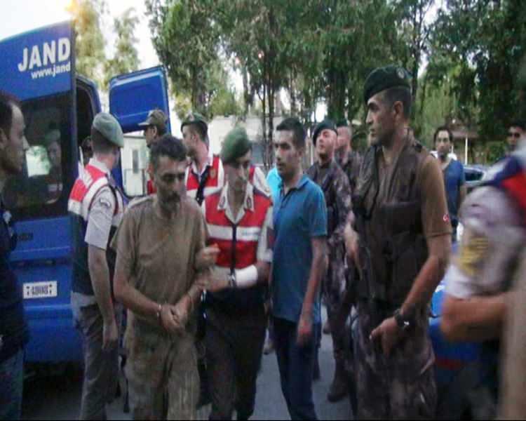 <p>Bölgede görevlendirilen Jandarma Komando birliklerince 17 Temmuz günü saat 13.15 sıralarında devam eden operasyon kapsamında, Marmaris ilçesi Sakızlı Tepe ve tepenin kuzeyinde yapılan arazi arama ve tarama faaliyeti esnasında, 1 adet HK 416 piyade tüfeği, 1 Adet Glock tabanca, 1 adet bomba atar, 44 adet bomba atar mühimmatı, 8 adet el bombası, 23 adet kompozit başlık, 5 adet silah üstü gece görüş dürbünü, 34 adet M16 şarjörü, 14 adet tabanca şarjörü, 12 adet el telsizi, 736 adet M16 fişeği ve muhtelif askeri malzemeler ile sıhhiye malzemeleri ele geçirilerek muhafaza altına alındı.</p>