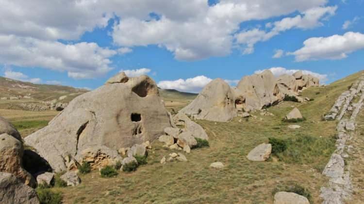 <p>Sivas merkeze bağlı Sivritepe köyünde bulunan ve ne maksatla kullanıldığı bilinmeyen içi oyuk kayalar uzun yıllardır gizemini koruyor.</p>
