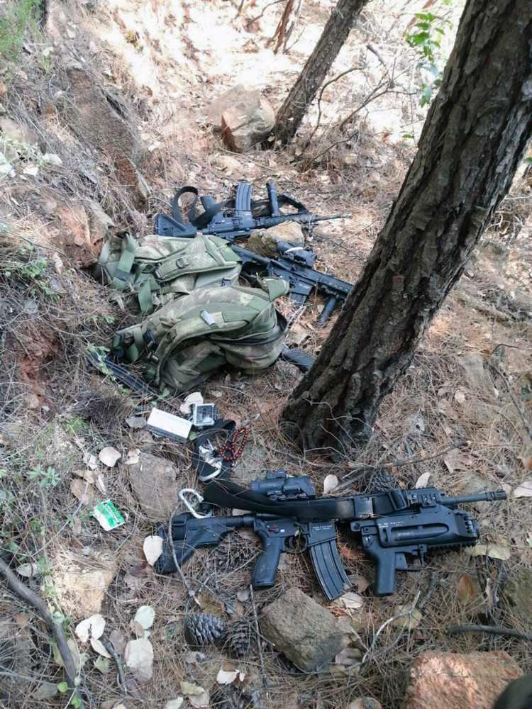 <p>Gece boyunca helikopterden otel ve çevresine açılan ateş sonrası yere düşen boş kovanlar Olay Yeri İnceleme ekipleri tarafından numaralandıktan sonra toplandı.</p>