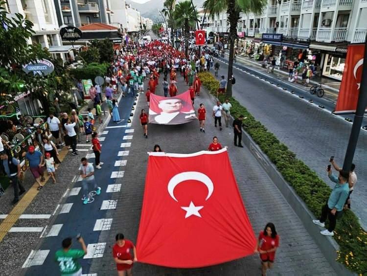 <p>MUĞLA</p>
<p> </p>
<p>15 Temmuz Demokrasi ve Milli Birlik Günü etkinlikleri kapsamında, Fetullahçı Terör Örgütü'nün (FETÖ) darbe teşebbüsü sırasında Başkan Recep Tayyip Erdoğan'a yönelik suikast girişiminde bulunulan Muğla'nın Marmaris ilçesinde yürüyüş düzenlendi.</p>