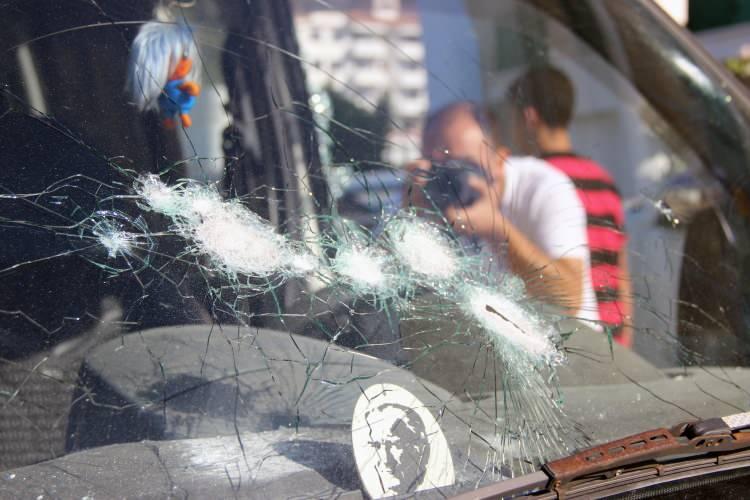 <p>Fetullahçı terör örgütünün 15 Temmuz 2016 tarihindeki hain darbe girişiminde Cumhurbaşkanı Recep Tayyip Erdoğan'ı Marmaris’te kaldığı otelde derdest etmek için gelen MAK, SAT ve Özel Kuvvetler'den oluşan 37 kişilik suikast timi, 16 Temmuz gecesi saatlerinde helikopter ile Marmaris'e gelmişti. Marmaris'teki Turban Otel'e inen FETÖ'nün 37 kişilik suikast timi, Cumhurbaşkanı Erdoğan'ı kaldığı odada bulamayınca 2 polisi şehit etti ve 16 Temmuz'da başlayan kaçışları 1 Ağustos sabahı yakalanmaları ile sona erdi. Marmaris'e gelen FETÖ'nün suikast timinden sadece eski Yüzbaşı Burkay Karatepe firar etti ve yakalanamadı.</p>
