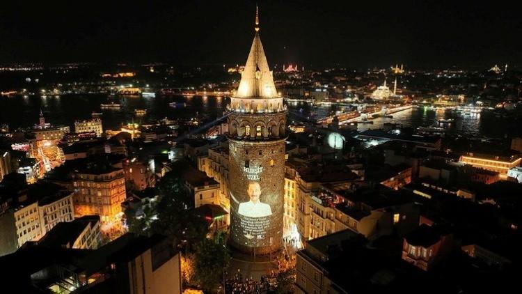 <p>Duygusal anların yaşandığı Galata Kulesi önünde İstiklal Marşı da okundu.</p>
