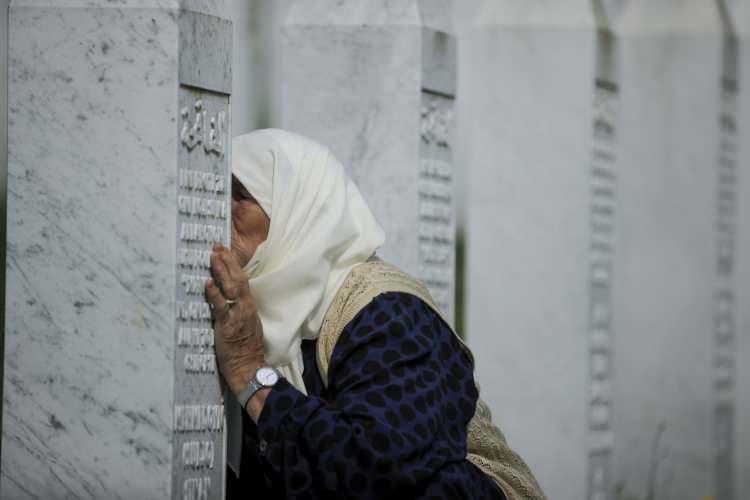 <p>Bosna Hersek'in doğusundaki Srebrenitsa'da Temmuz 1995'te yapılan soykırımda öldürülenler anıldı. 30 soykırım kurbanı daha bugün düzenlenen cenaze töreniyle toprağa verildi.</p>

