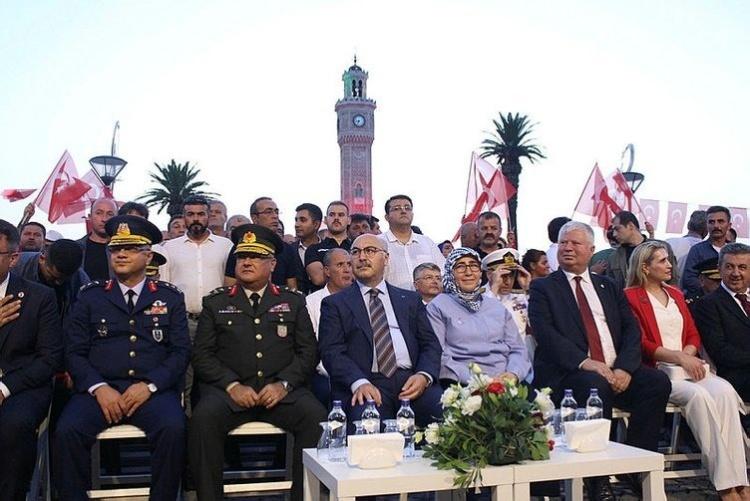 <p>İZMİR</p>

<p> </p>

<p>Hain darbe kalkışmasının bertaraf edilişinin 7'nci yılında, 15 Temmuz Demokrasi ve Milli Birlik Günü, İzmir'de binlerce kişinin katılımıyla anılmaya başlandı. Kadın, erkek, genç, yaşlı çok sayıda kişi ellerinde Türk bayraklarıyla Konak Meydanı alanını doldurdu.</p>
