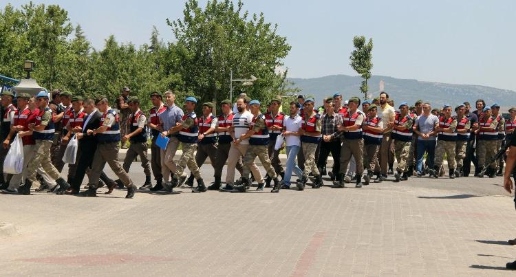 <p>Sanıklar arasında bulunan ve Marmaris Çetibeli mevkiindeki bir menfezde yakalanması nedeniyle ‘Menfez paşası’ olarak adlandırılan eski astsubay Zekeriya Kuzu’ya 4 kez ağırlaştırılmış müebbet hapis cezasının yanı sıra, Cumhurbaşkanı Erdoğan’ın kaldığı otele yaptıkları baskın sırasında 3 polis memurunun cüzdanlarını gasp etme suçundan da 3 kez 18’er yıl olmak üzere toplam 54 yıl hapis cezası verildi.<br />
<br />
Cumhurbaşkanı Recep Tayyip Erdoğan’a yönelik 15 Temmuz darbe girişiminde adı geçen o günün rütbeli askerleri arasında 2 tuğgeneral, 1 tuğamiral, 6 albay, 4 yarbay, 2 binbaşı, 11 yüzbaşı, 6 üsteğmen, 2 teğmen ve 13 astsubay rütbesinde asker bulunuyordu. 47 sanıklı davanın bir numaralı sanığı ise Fetullah Gülen.</p>