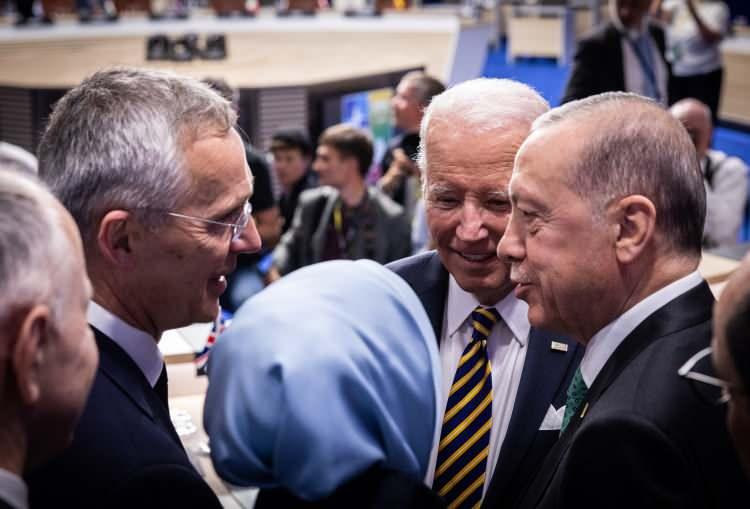 <p>Cumhurbaşkanı Erdoğan, ABD Başkanı Joe Biden ve NATO Genel Sekreteri Jens Stoltenberg'le bir süre sohbet etti.</p>
