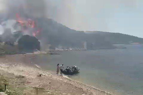<p>İzmir'in Aliağa ve Menderes ilçesinde çıkan orman yangınları tamamen söndürüldü. Menderes’te 270 ve Aliağa’da ise 120 olmak üzere toplam 390 hektar alanın zarar gördüğü yangınlarda, alevlerin sıçradığı 4 evden 2’i tamamen yandı.</p>