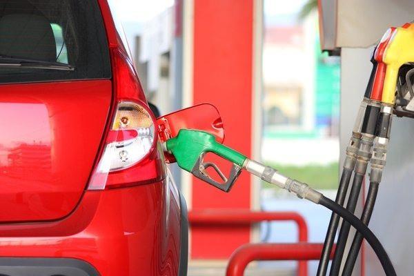 <p>Türkiye'de benzin ve motorin fiyatları hesaplanırken gümrüksüz rafineri fiyatına ÖTV ve Enerji Piyasası Düzenleme Kurumu (EPDK) payının eklenmesiyle KDV hariç rafineri satış fiyatı bulunuyor.</p>