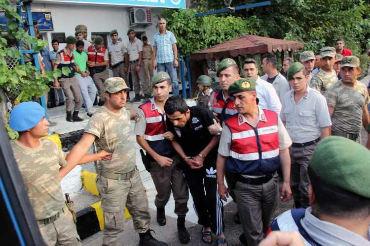 <p>FETÖ darbe girişiminde Cumhurbaşkanı Erdoğan’ın derdest edilmesine yönelik girişimin başında yer alan Tuğgeneral Gökhan Şahin Sönmezateş ise İzmir’de yakalanarak Muğla’ya getirildi.</p>
