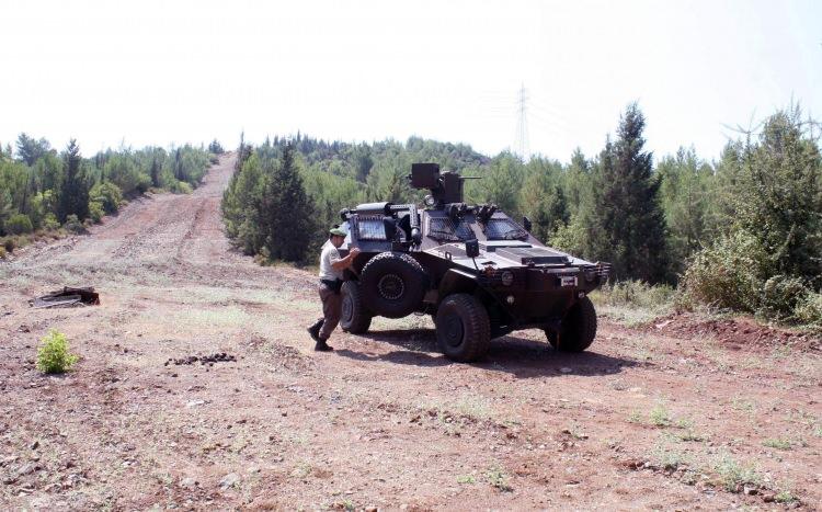 <p>Helikopterden sürekli havadan otele yapılan yaylım ateşi sonrası otelin önünde bulunan araçların camları delik deşik oldu.</p>