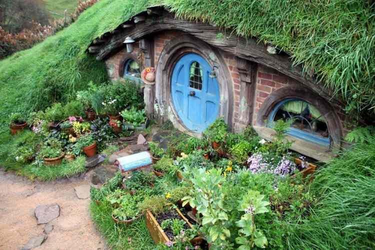 <p><span style="color:#000000"><strong>Yeni Zelanda'nın kuzeyinde, 6 bin nüfuslu Matamata kasabası yakınlarında yer alan Hobbit Köyü'ndeki evlerin tasarımı filmin çekimlerinin üzerinden yıllar geçmesine rağmen turistler tarafından yoğun ilgi görüyor ve her yıl binlerce kişi tarafından ziyaret ediliyor.</strong></span></p>