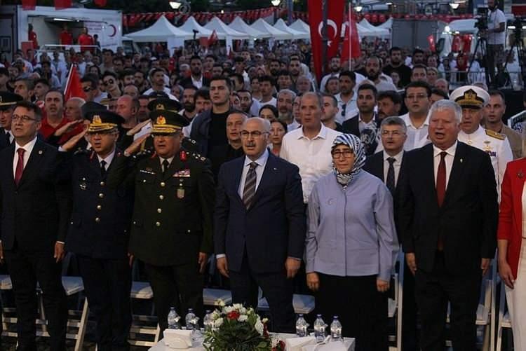 <p>15 Temmuz 2016 yılında gerçekleşen hain darbe kalkışmasının bertaraf edilişinin 7'nci yılında, Türkiye genelinde 15 Temmuz Demokrasi ve Milli Birlik Günü etkinlikleri İzmir'de de gerçekleşti. Konak Meydanı'nı dolduran vatandaşlar, ellerinde Türk bayrakları ile 15 Temmuz'u andı.</p>