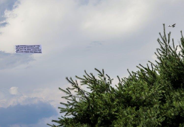 <p>Diğer taraftan ışıklı tabelalarda, Türk bayrağı ve darbe girişimi gecesinden fotoğraflarla birlikte, "Demokrasinin Zaferi" yazan iki araç, FETÖ elebaşının bulunduğu Saylorsburg sokaklarında sabahtan yerel saatle 16.00'ya kadar tur attı.</p>
