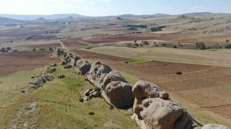 <p>Burası hakkında büyüklerimizden de bir şey duymadık ama bence burası yerleşim yerinden ziyade geçmiş zamanda gözetleme kulesi olarak kullanılmış. Çünkü buranın karşısındaki tepelerde de topraktan oyma yerler vardı. Buralar doğal oluşum değil bu taşların içinde mezarı andıran oymalar yapılmış. Kimileri burayı merak ettiğinden gelip bakıyor kimileri de gelip buralarda define arıyor” açıklamasında bulundu.</p>
