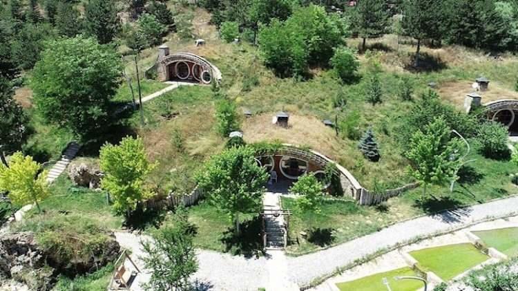 <p><span style="color:#000000"><strong>Bunun üzerine bölgenin Hobbit evleriyle özdeşleşen Hobbit Otel ismi, "Yamaç Evleri" olarak değiştirildi. Hobbit olarak adlandırılan internet sitesiyle sosyal medya hesaplarının da tümü Yamaç Evleri olarak değiştirildi.</strong></span></p>