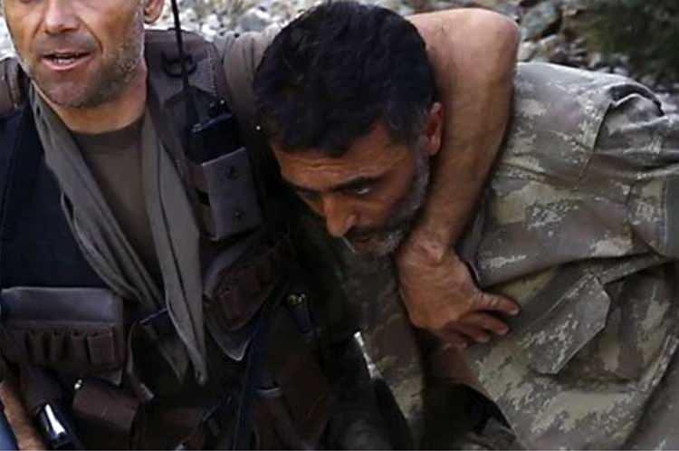 <p>Darbe girişimi sonrası Cumhurbaşkanı Erdoğan’ın açıklama yaptığı otele baskın düzenleyen ve daha sonra ormanlık alana kaçan darbeci eski askerlere ait silah ve mühimmat ele geçirildi.</p>

<p> </p>
