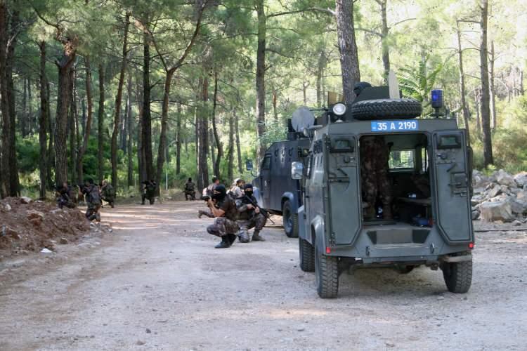 <p>15 Temmuz hain darbe girişimi gecesi, tatilini Marmaris'te geçiren Cumhurbaşkanı Recep Tayyip Erdoğan, otelde yaptığı açıklama sonrası otelin helikopteri ile alçaktan uçuş yaparak önce Dalaman Havalimanına, oradan da tarifeli uçuş kodu ile İstanbul'a hareket etti.</p>