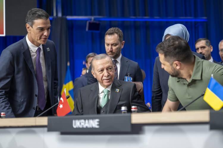 <p>Uluslararası <a href="https://www.milliyet.com.tr/" target="_blank">haber</a> ajansları, toplantı salonundan liderlerin samimi sohbetleri ve gülümsemelerini yansıtan fotoğraflar servis etti.</p>