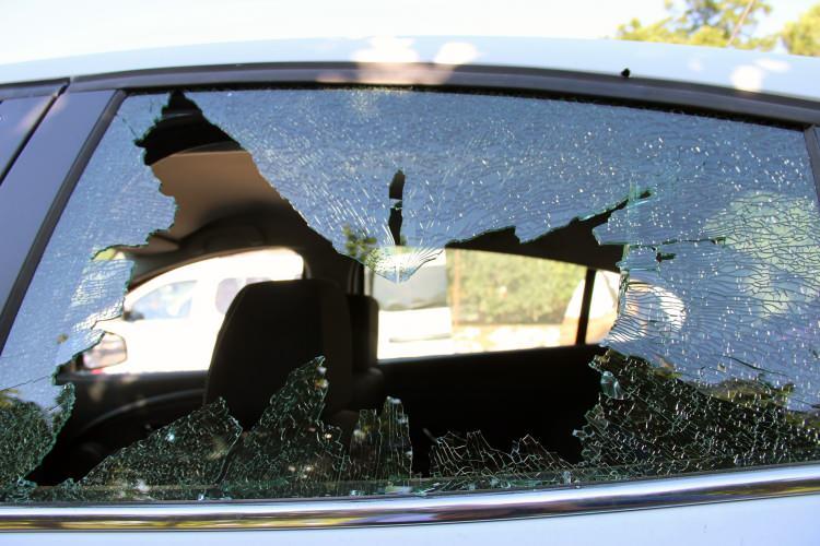 <p>Muğla İl Jandarma Komutanlığınca sürdürülen operasyon çerçevesinde, ihbar üzerine 16 Temmuz 2016 tarihinde saat 21.30 sıralarında Marmaris ilçesi İçmeler Mahallesi'nde orman işletme müdürlüğüne ait boşaltılmış lojmanlar bölgesinde, Çiğli 2’nci Ana Jet Üs Komutanlığında görev yapan 2 astsubay üzerlerinde bulunan 2 adet Baretta marka 9 mm çapında tabanca ile tabancalara ait 6 adet şarjör ve 90 adet 9 mm çapında fişek ile sağ olarak yakalandı ve Muğla İl Emniyet Müdürlüğüne teslim edildi</p>
