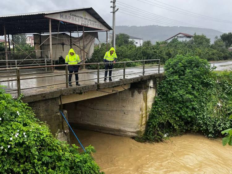 <p>Bunun dışında tüm illerde olduğu gibi Düzce'de Tarım İl Müdürlüğümüz hasar tespit çalışmalarını yapmaya devam ediyor.  Tarımsal hasarlar için onun dışındaki hasarlarla ilgili AFAD tespitlerini yapmaya devam ediyor. Cumhurbaşkanımızın bu konudaki takibi bizleri çok yakından talimatlandırması söz konusu." </p>
