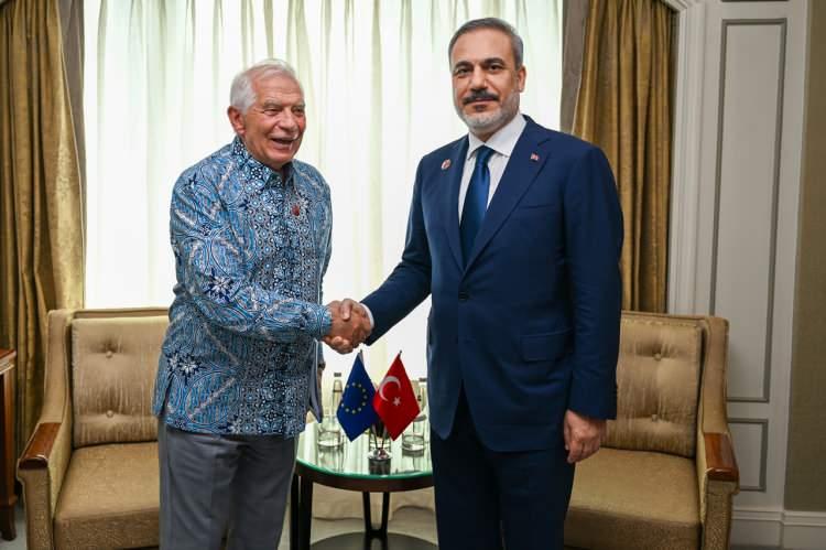 <p>Diplomatik temaslarına devam eden Bakan Fidan, gün içinde, Bangladeş Dışişleri Bakanı AK Abdul Momen, Brunei Darusselam Dışişleri İkinci Bakanı Dato Seri Erywan Yusof, Vietnam Dışişleri Bakanı Bui Thanh Son ve Avrupa Birliği (AB) Dış İlişkiler ve Güvenlik Politikası Yüksek Temsilcisi Josep Borrell ile görüştü.</p>
<p> </p>