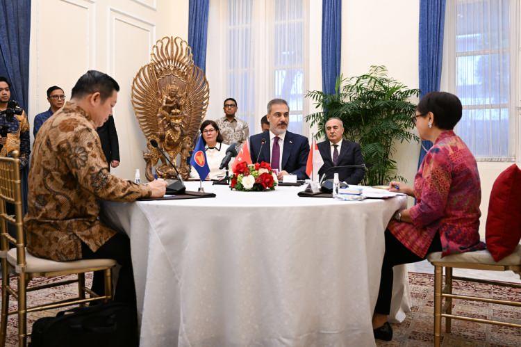 <p><strong>BAKAN FİDAN'DAN ÖNEMLİ AÇIKLAMALAR</strong></p>

<p> </p>

<p>Dışişleri Bakanı Fidan, Türkiye-ASEAN Sektörel Diyalog Ortaklığı Üçlü Toplantısı’nda yaptığı konuşmada, Türkiye ve Güneydoğu Asya Uluslar Birliği’nin (ASEAN) çok daha ileri seviyede işbirliği yapması gerektiğine inandıklarını belirterek, "Güneydoğu Asya ile Türkiye arasındaki güçlendirilmiş işbirliği, küresel gidişat üzerinde kalıcı ve olumlu bir etki bırakma potansiyeline sahip" dedi.</p>
