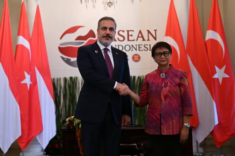 <p>Uluslararası sistemin büyük bir dönüşümün eşiğinde olduğunu kaydeden Fidan, tüm dünyada bölgesel ve sivil çatışmaların arttığını, küresel ekonomik toparlanmanın zayıfladığını, enerji krizinin henüz bitmediğini, yoksulluk, eşitsizlik, gıda güvensizliği ve iklim şoklarının endişe verici seviyelerde olduğunu söyledi.</p>
<p> </p>