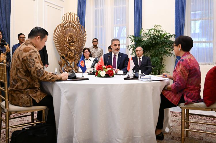 <p>Fidan, ayrıca 2030’a kadar sürdürülebilir kalkınma hedeflerine ulaşmanın zorluğuna dikkati çekerek, "Ancak bir Endonezya atasözünün dediği gibi, sağlam ağaç fırtınadan korkar. Güneydoğu Asya ile Türkiye arasındaki güçlendirilmiş işbirliği, küresel gidişat üzerinde kalıcı ve olumlu bir etki bırakma potansiyeline sahip" ifadelerini kullandı.</p>