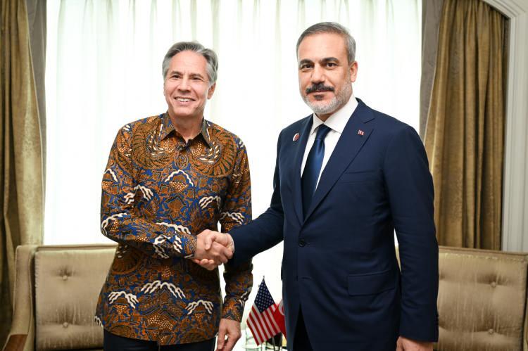 <p>Dışişleri Bakanı Hakan Fidan, Endonezya'nın başkenti Cakarta'da düzenlenen 56. ASEAN Dışişleri Bakanları Toplantısı'na katıldı. Burada ikili görüşmeler gerçekleştirdi.</p>
<p> </p>
<p>Bakan Fidan ilk olarak, ABD Dışişleri Bakanı Antony Blinken'la ikili görüşme gerçekleştirdi. Görüşmede, NATO Liderler Zirvesi kararlarının takibi ele alındı.</p>