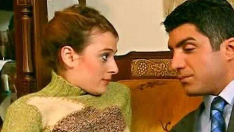 <p><strong>Oyunculuk kariyerine tiyatro alanında devam eden Yıldız, sahnelerde oldukça aktif rol alıyor.</strong></p>