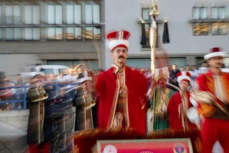 <p>Ulus'taki Atatürk Heykeli önünde düzenlenen konserde, Jandarma Mehteran Birliği'nin seslendirdiği marş ve eserlere vatandaşlar da eşlik etti.</p>
