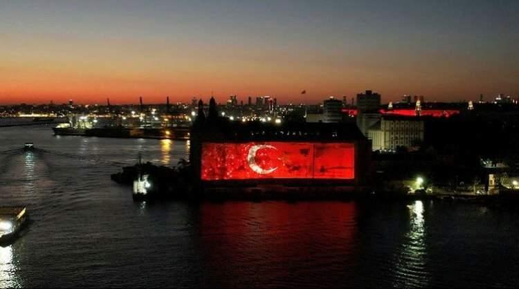 <p>Yansıtmayı izleyen bir vatandaş "Bu tür gösterileri ben açıkçası destekliyorum. Özellikle böyle tarihi mekanlarda Türk bayrağımızın görünmesi milletimiz adına gurur verici" ifadelerini kullandı.</p>