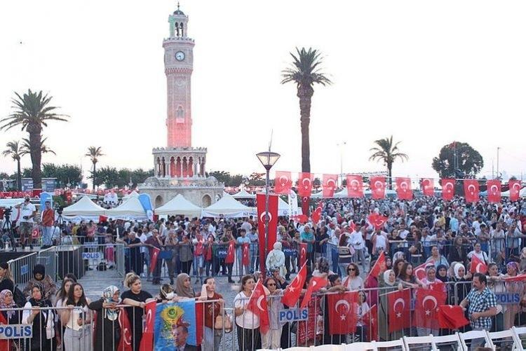 <p>Başkan Recep Tayyip Erdoğan'ın İstanbul'daki programı canlı olarak led ekranlardan verilirken, program saygı ve İstiklal Marşı, ardından da Kur'an-ı Kerim tilaveti okunmasıyla başladı. Daha sonra Karşıyaka Halk Eğitim Merkezi ekibi Mehteran Konseri gerçekleşti.</p>
