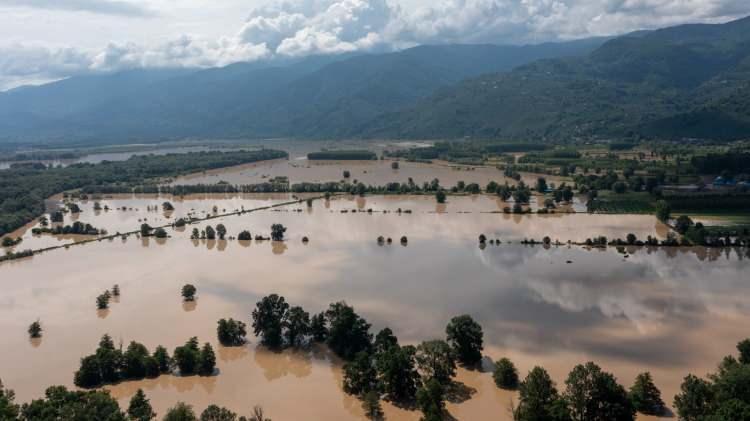 <p>Bazı bölgelerde derelerin taşması neticesinde evlerin giriş katlarında su baskını yaşandı, yollar sular altında kaldı.</p>