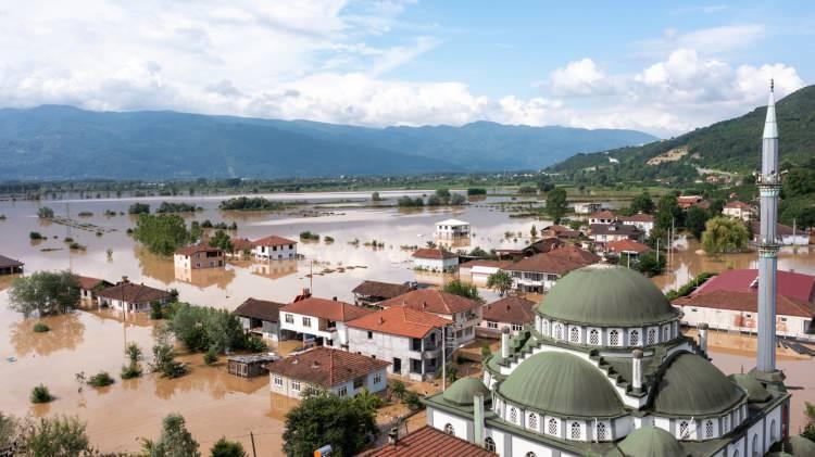 <p>Kentin önemli turizm merkezilerinden biri olan Efteni Gölü, yağışlar sonrası doldu taştı. Her gün çok sayıda vatandaşın durduğu ve bol bol fotoğraf çektiği iskelede çökerek, sular altında kaldı. Efteni Gölü, havadan dron ile de görüntülendi.</p>