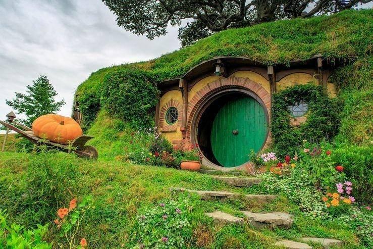 <p><span style="color:#000000"><strong>Özellikle serinin en dikkat çeken detayı yapım için özel olarak kurulan Hobbit Köyü. </strong></span></p>